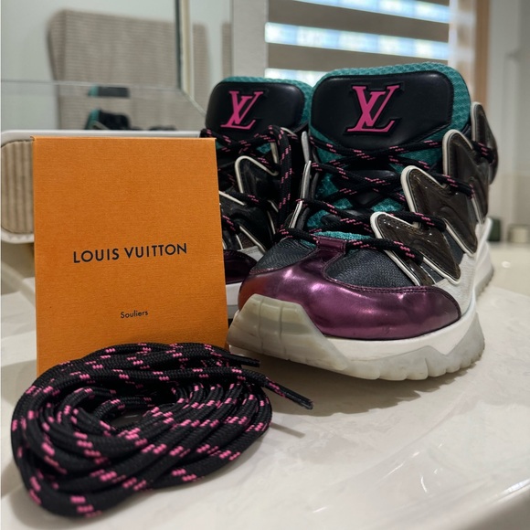 Louis Vuitton Zig Zag sneakers, two small scratches - Picture 1 of 7